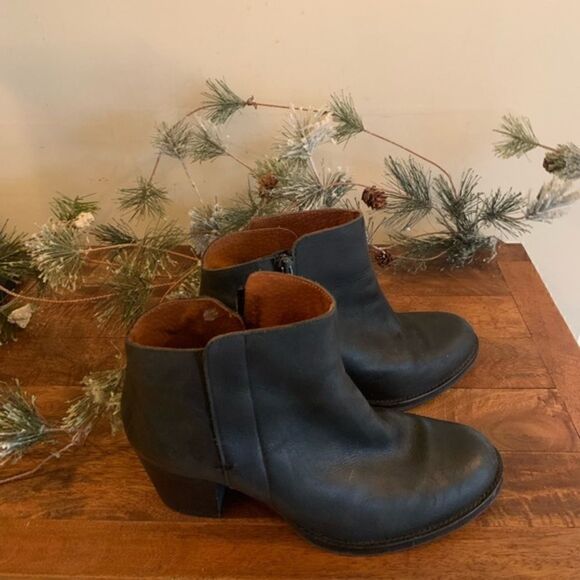 Kurt Geiger London Black Leather Bootie size 40 or 8.5 - Picture 4 of 10